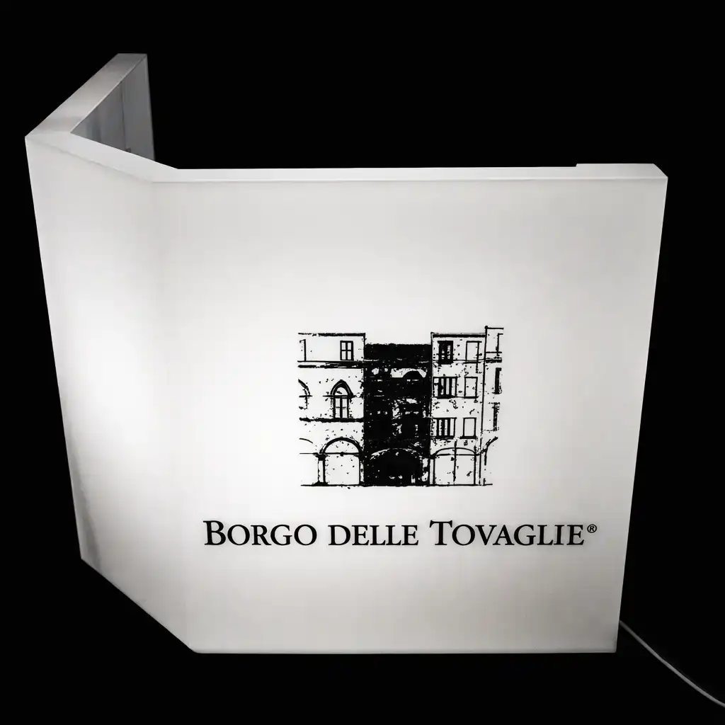 Insegna luminosa angolare in PLEXIGLAS opale piegato per colonna di un portico