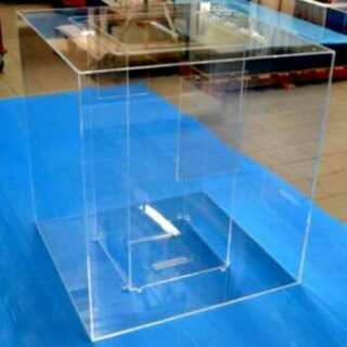 Urna plexiglass gigante aeroporto Marconi di Bologna a cubo, in trasparente da 8mm e 5mm. Sono 2 urne posizionate una all'interno dell'altra.