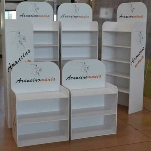 Mobili economici a ripiani per Negozi PVC bianco. Il materiale ha una struttura solida, é ideale per l'igienizzazione, la pulizia è facile.