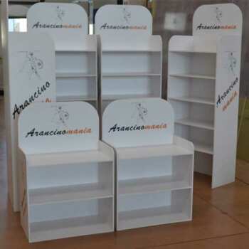 Mobili economici a ripiani per Negozi PVC bianco. Il materiale ha una struttura solida, é ideale per l'igienizzazione, la pulizia è facile.