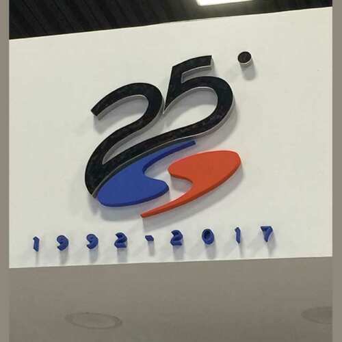Sagoma polistirolo 25° anniversario Sistar. Grande, colorato e allegro, il cliente ha ottenuto l'effetto desiderato. Aggiunta di altri pezzi