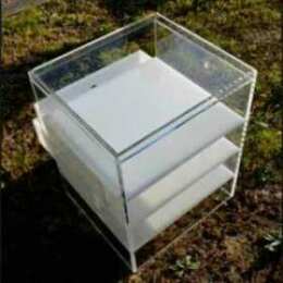 Molto grazioso comodino plexiglass trasparente e opal, è un tavolino, piccolo comò o un mobile da ufficio, tutto dipende dalle sue dimensioni