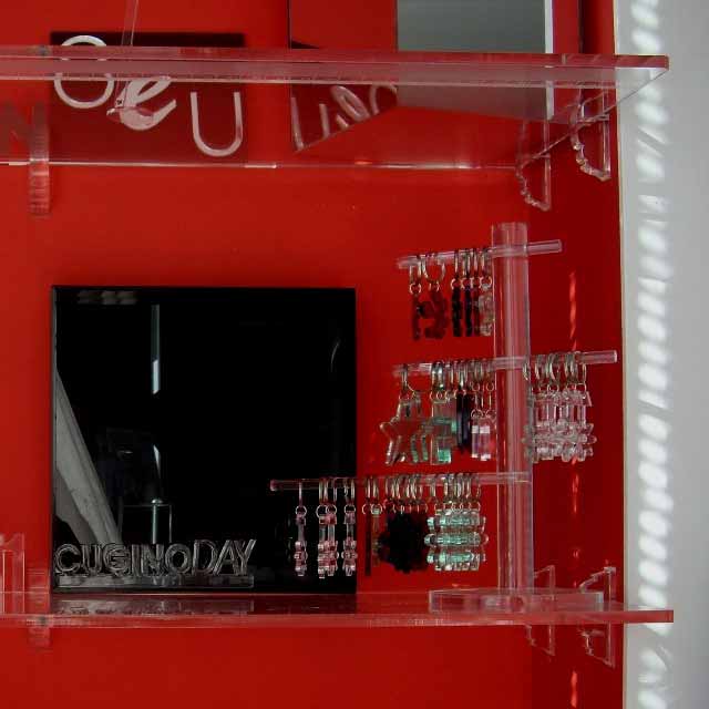 Mensole plexiglass con reggimensole sagomate invisibili 8Hx4 cm, taglio sagomato per inserire la mensola ma anche lavorati per l'estetica