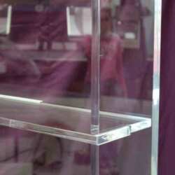 Dettaglio del Mobile plexiglass espositivo per prodotti da parrucchiere tutto trasparente 10 mm, aperture a slitta sul retro, vista dei prodotti a 360°