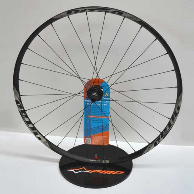 Espositore plexiglass nero per ruota della Noxon Bike. Piccolo, spettacolare con la sua ruota, con costo contenuto e regge una ruota da bici
