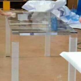 Tavolo plexiglass massello per conferenza Manutencoop realizzato in 1 giorno dettaglio lavorazione