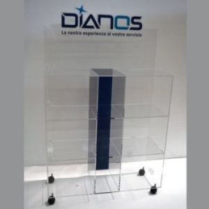 Espositore plexiglass personalizzato con ruote e con grafica adesiva. in Trasparente, 9 caselle diverse dimensioni e piano d'appoggio