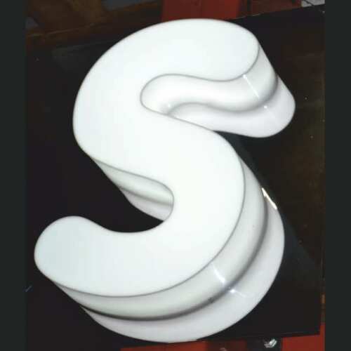Lettera scatolata plexiglass opal per insegne luminose esterne; l'illuminazione è a led e forniamo la maschera, così resta solo il montaggio