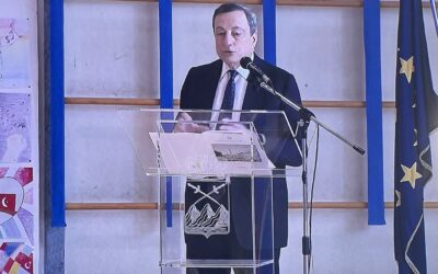 Leggio in PLEXIGLAS® per Mario Draghi: L’incontro con gli studenti di Verona